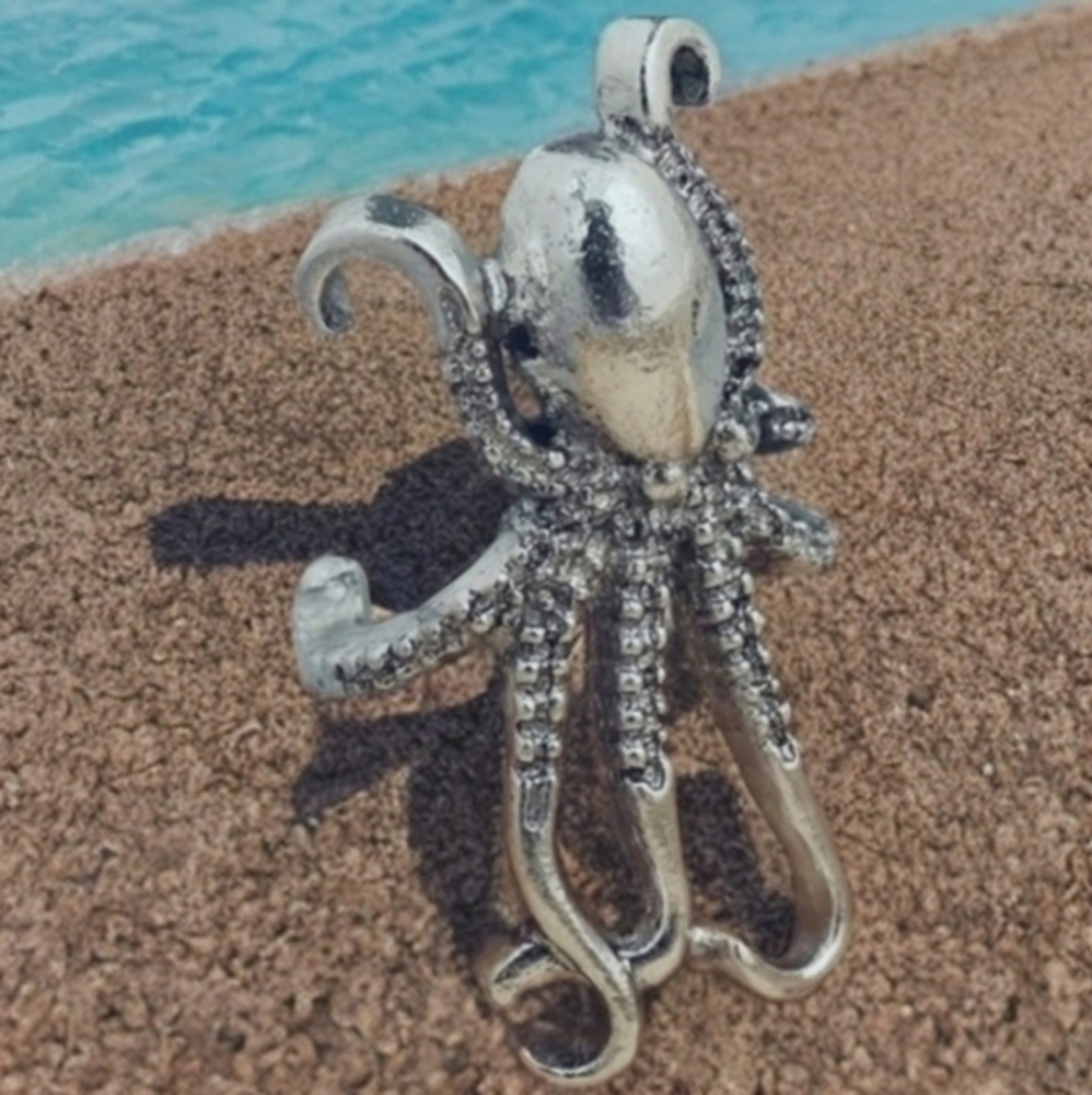 MODCLOTH OCTAVIUS OCTOPUS EAR HANGER CLIP
